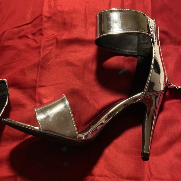 Silver heels - Picture 3 of 5